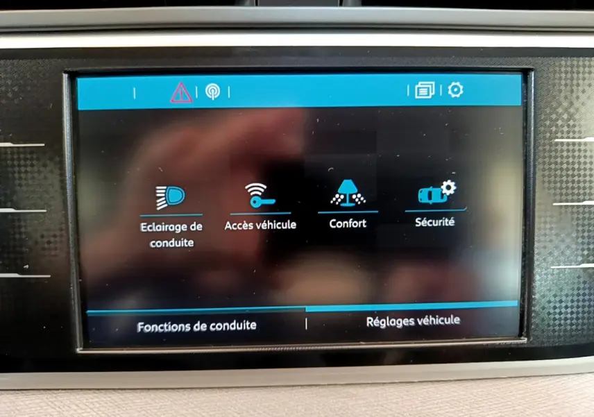 Écran tactile central du Citroën Grand C4 SpaceTourer affichant les menus Éclairage, Accès, Confort et Sécurité.