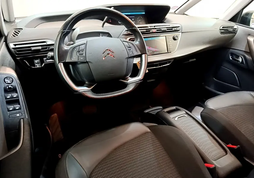Intérieur du Citroën Grand C4 Spacetourer 2022 vu côté conducteur, volant cuir et tableau de bord avec écran tactile.