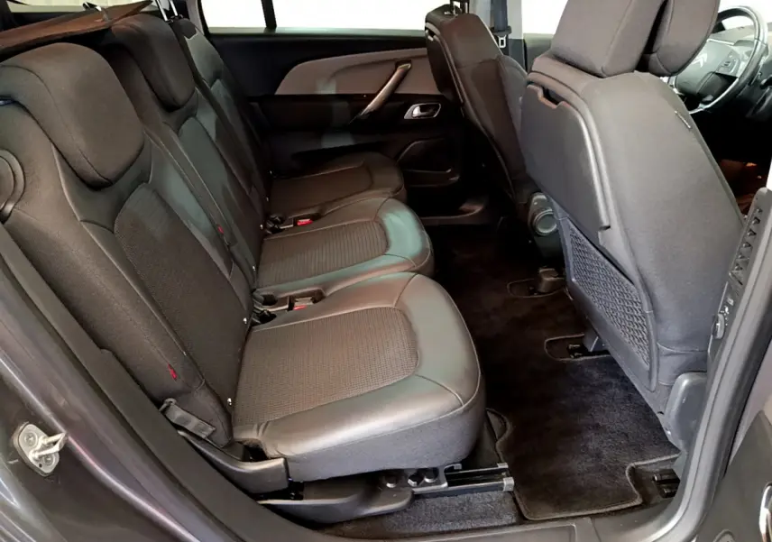 Vue intérieure côté gauche des sièges arrière noirs en tissu et cuir du Citroën Grand C4 Spacetourer 2022.