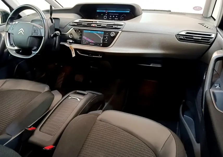 Intérieur avant du Citroën Grand C4 Spacetourer 2022, tableau de bord moderne avec écran tactile et sièges tissu gris foncé.