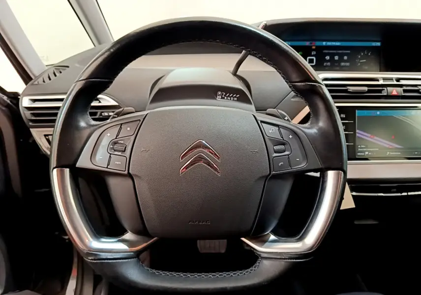 Volant cuir et alu Citroën Grand C4 Spacetourer 2022 vu de face avec tableau de bord et écran tactile visible