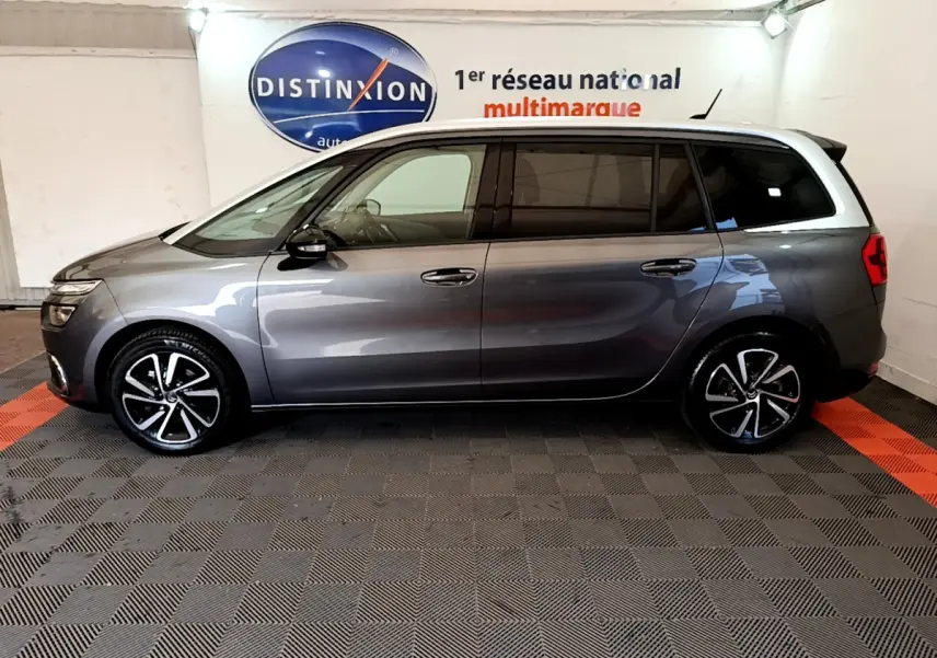 Vue latérale gauche du Citroën Grand C4 Spacetourer gris foncé avec jantes alliage et vitres teintées.