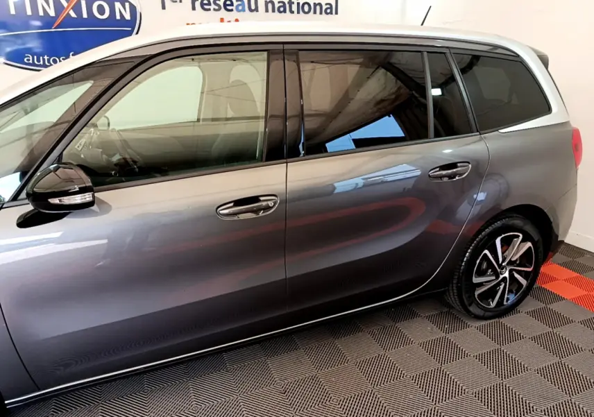 Profil côté gauche du Citroën Grand C4 Spacetourer gris foncé 2022 avec jantes alliage et vitres teintées.