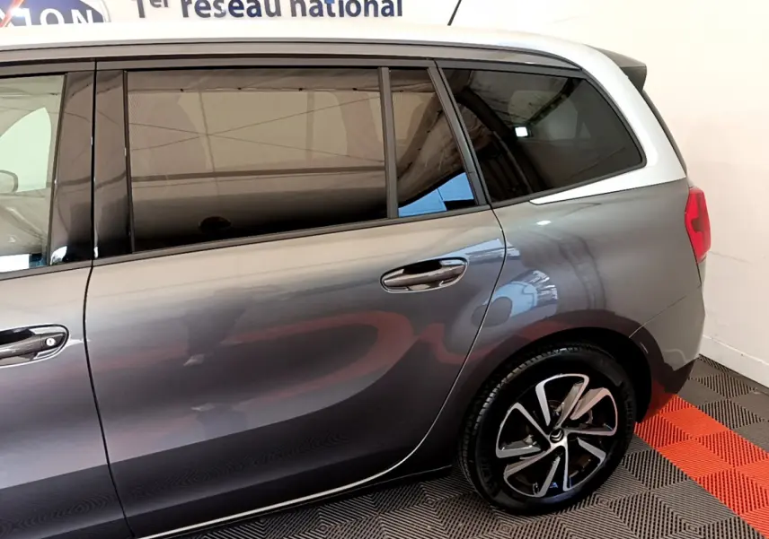 Vue latérale droite du Citroën Grand C4 SpaceTourer gris foncé avec vitres teintées et jantes alliage distinctives.
