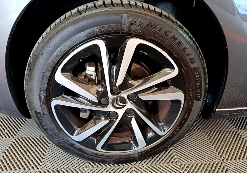 Gros plan sur la roue avant gauche du Citroën Grand C4 Spacetourer gris foncé avec jante alliage distinctive.