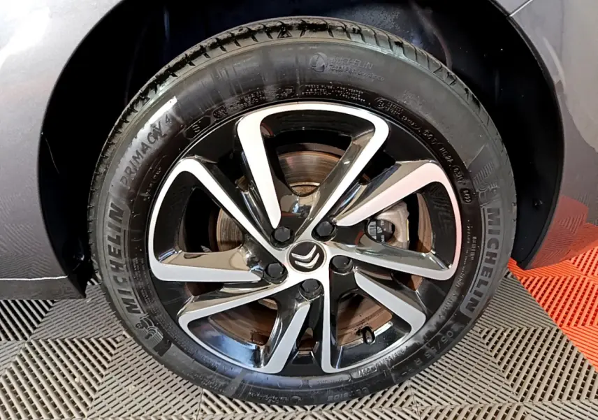 Gros plan sur la roue avant droite du Citroën Grand C4 Spacetourer gris foncé avec jante alliage bicolore et pneu Michelin.