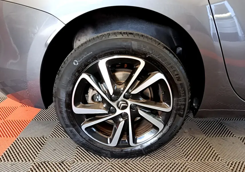 Gros plan sur la roue arrière droite gris foncé du Citroën Grand C4 Spacetourer avec jante alliage bicolore.