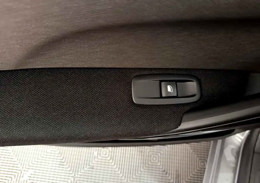 Bouton de commande de lève-vitre sur la porte intérieure côté droit du Citroën Grand C4 SpaceTourer gris foncé 2022.