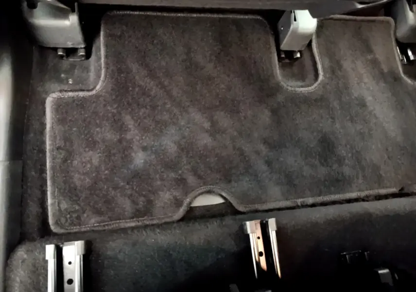 Vue rapprochée du plancher arrière avec tapis gris foncé du Citroën Grand C4 Spacetourer 2022 Shine Essence.