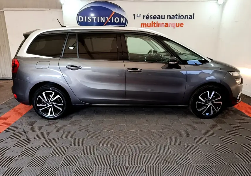 Profil côté gauche du Citroën Grand C4 Spacetourer gris foncé 2022 avec vitres teintées et jantes alliage noires.