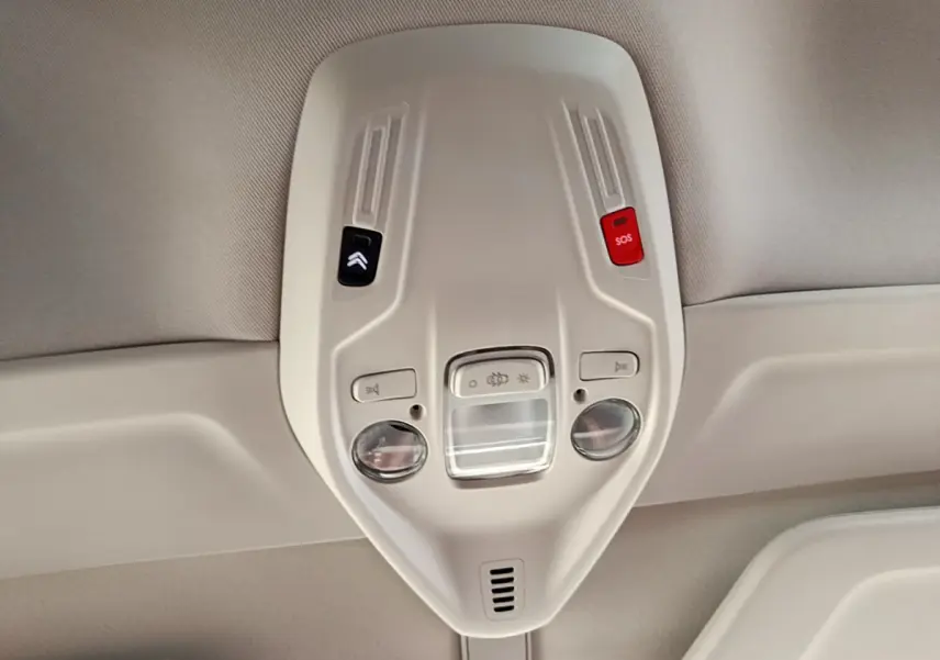 Plafonnier intérieur beige avec boutons d'éclairage, alarme SOS et commande de toit ouvrant du Citroën Grand C4 SpaceTourer.