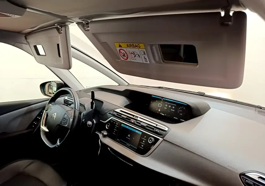 Intérieur avant du Citroën Grand C4 Spacetourer gris foncé, tableau de bord avec écrans tactiles et volant multifonctions.