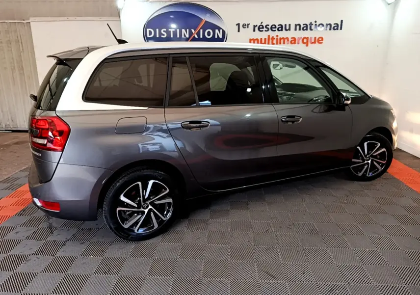 Vue latérale droite d'un Citroën Grand C4 Spacetourer gris foncé avec jantes alliage et vitres teintées.