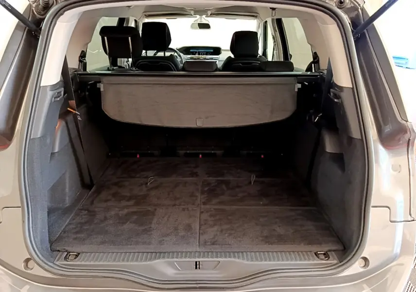 Coffre ouvert d'un Citroën Grand C4 Spacetourer gris foncé, vue arrière montrant le plancher plat et la tablette cache-bagages.