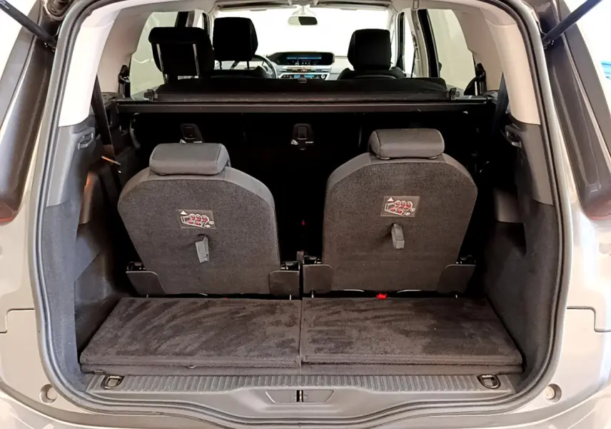 Coffre ouvert vue arrière du Citroën Grand C4 SpaceTourer gris foncé avec 3ème rangée de sièges individuels relevés.