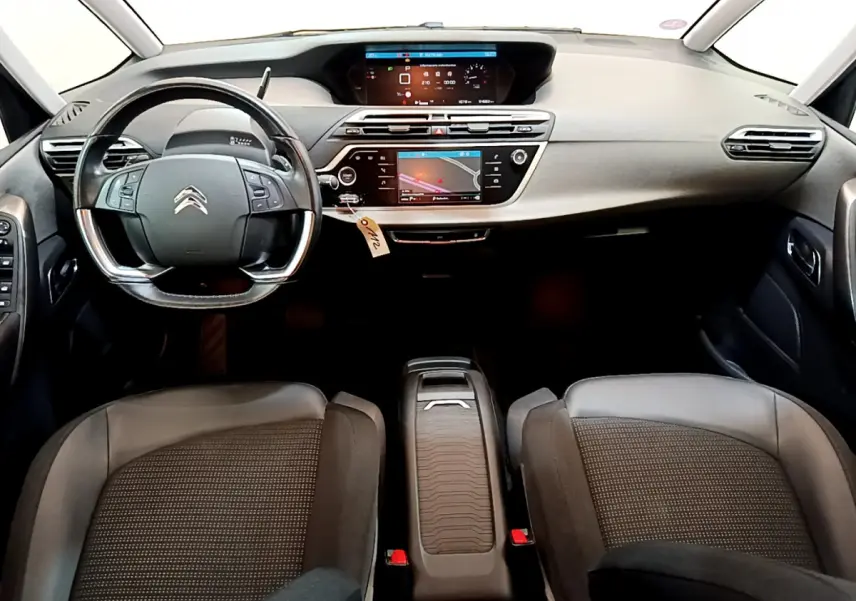 Vue intérieure avant du tableau de bord et volant cuir noir du Citroën Grand C4 Spacetourer 2022.
