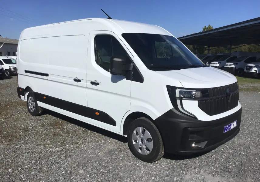 Renault Master blanc en vue 3/4 avant droit, avec calandre noire et protections latérales noires visibles.