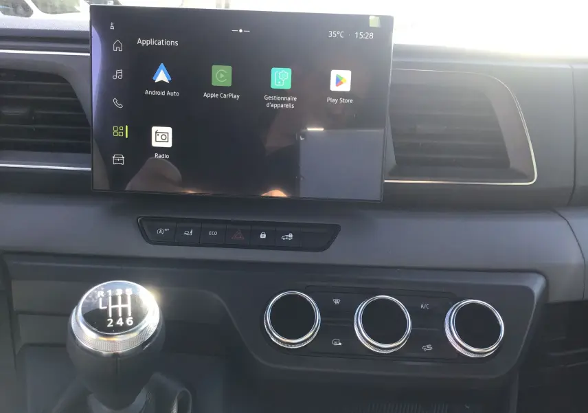 Vue rapprochée du tableau de bord du Renault Master 2025 montrant la boîte manuelle et l'écran tactile GPS.