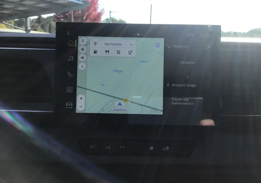 Écran tactile central du Renault Master 2025 affichant la navigation Google avec interface OpenR Link 10 pouces.