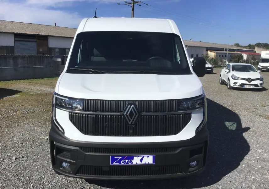 Vue frontale d'un Renault Master blanc 2025 avec calandre noire et logo Renault bien visible.