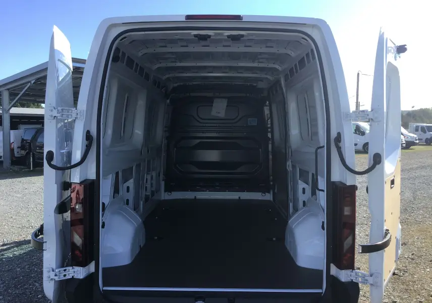 Vue arrière ouverte du Renault Master blanc L3H2, montrant l'espace de chargement vide et les portes battantes déployées.