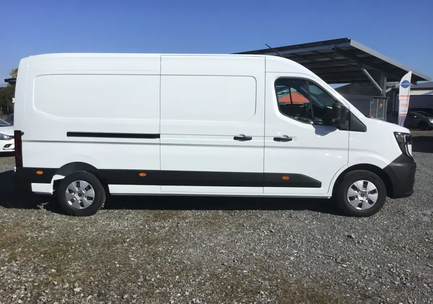 Vue latérale droite d'un utilitaire Renault Master blanc L3H2 2025 avec bandeaux noirs et jantes argentées.
