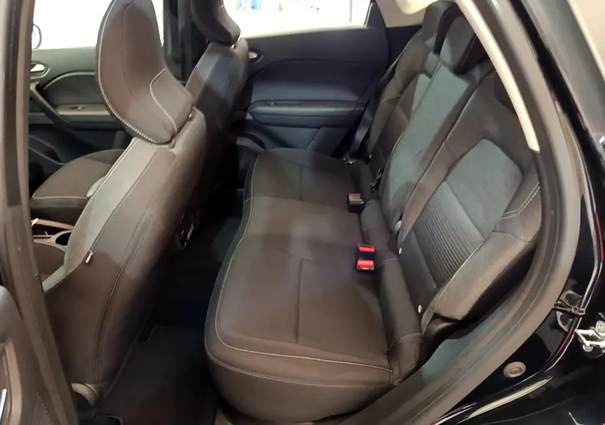 Vue intérieure côté droit montrant la banquette arrière noire du Renault Captur Business Blue dCi 95 de 2020.