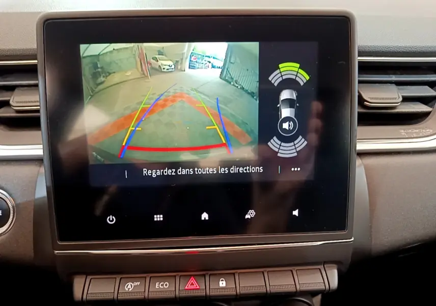 Écran tactile central du tableau de bord du Renault Captur noir, affichant la caméra de recul et capteurs de stationnement.