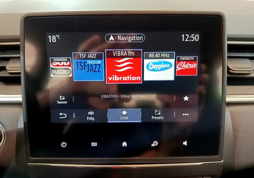 Écran tactile central du tableau de bord du Renault Captur Business noir, affichant les radios disponibles.