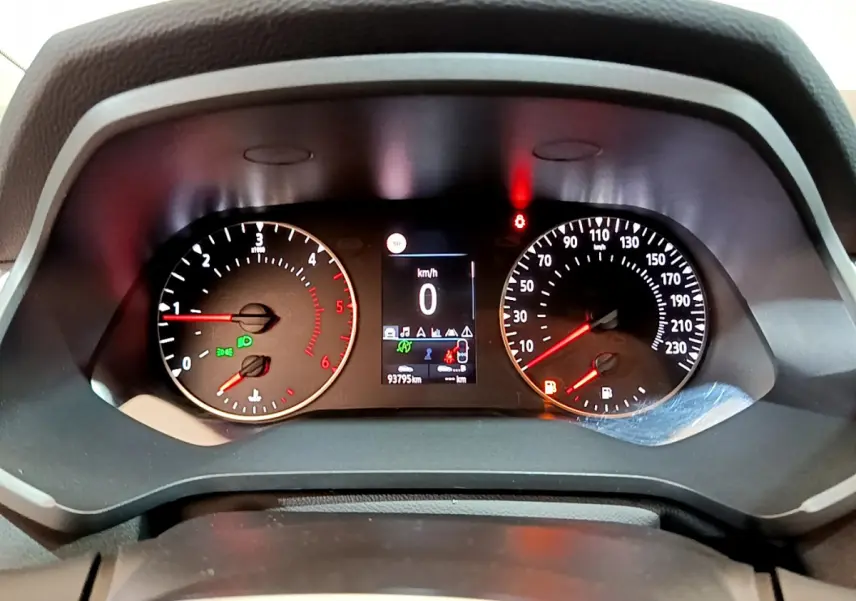 Vue rapprochée du tableau de bord du Renault Captur Business Blue dCi 95 2020, affichage numérique et compte-tours.