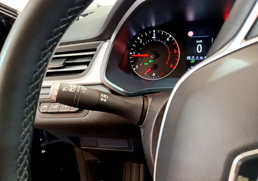 Vue rapprochée du tableau de bord et du volant noir du Renault Captur Business, avec affichage numérique et compte-tours.