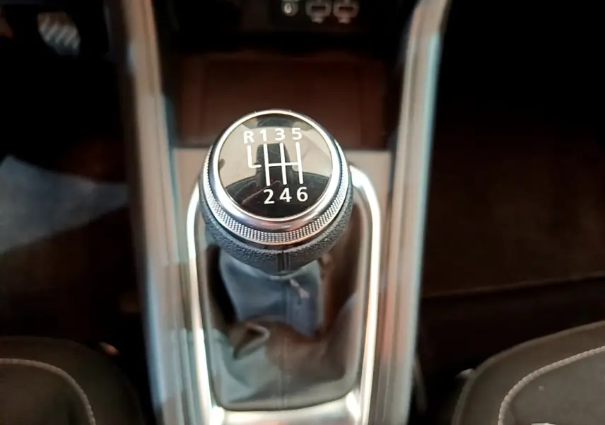 Gros plan sur le levier de vitesses manuel noir du Renault Captur Business Blue dCi 95, entouré de garnitures grises.