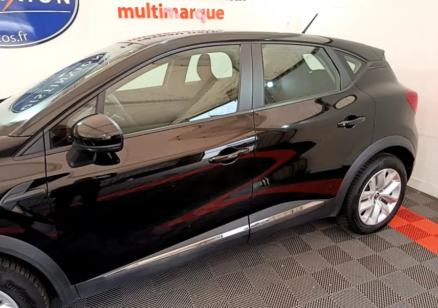 Profil côté gauche du Renault Captur Business noir, mettant en valeur ses lignes modernes et ses jantes alliage.