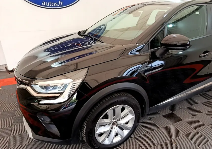 Vue 3/4 avant droit d'un Renault Captur Business noir, mettant en valeur ses phares LED et jantes alliage.