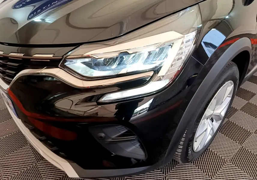 Gros plan sur l'avant droit noir du Renault Captur 2020 avec phares LED et jante alliage visible.