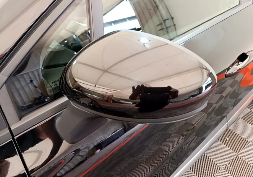Rétroviseur droit chromé du Renault Captur Business Blue dCi 95 noir, vue rapprochée côté conducteur.