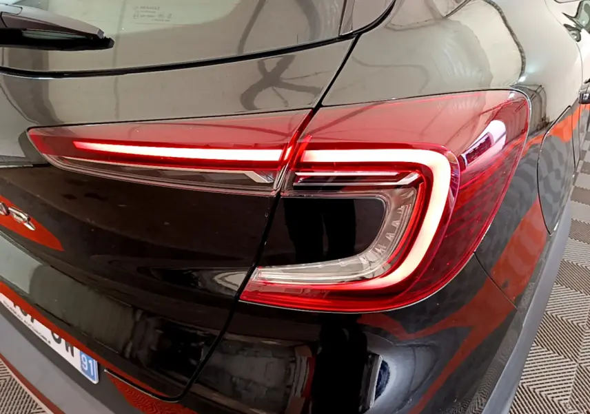 Feu arrière droit allumé du Renault Captur Business Blue dCi 95 noir, vue rapprochée en angle arrière.