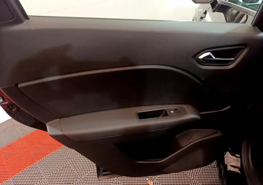 Vue intérieure sur la porte côté droit noire du Renault Captur Business Blue dCi 95 avec commandes de vitre intégrées.