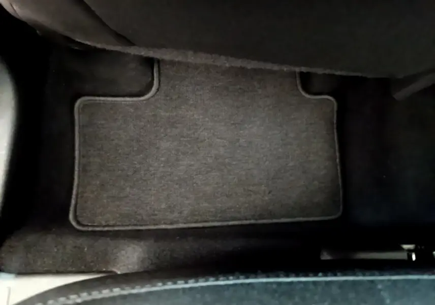 Vue rapprochée du tapis de sol noir côté passager arrière du Renault Captur Business Blue dCi 95 de 2020.