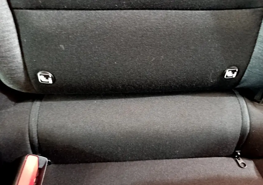 Gros plan sur la banquette arrière noire du Renault Captur avec logos Isofix visibles sur les appuie-têtes.