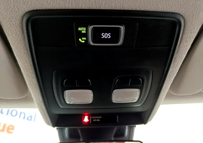 Vue en contre-plongée du plafonnier noir avec bouton SOS éclairé et témoins lumineux du Renault Captur Business 2020.
