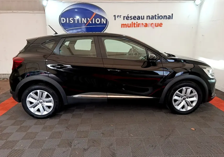Profil droit d'un Renault Captur Business noir 2020, avec jantes alliage et protections plastiques noires.