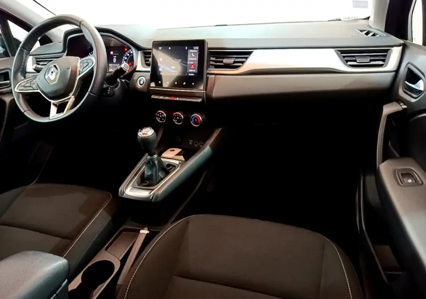 Vue intérieure côté conducteur du tableau de bord noir du Renault Captur Business Blue dCi 95 avec écran tactile central.