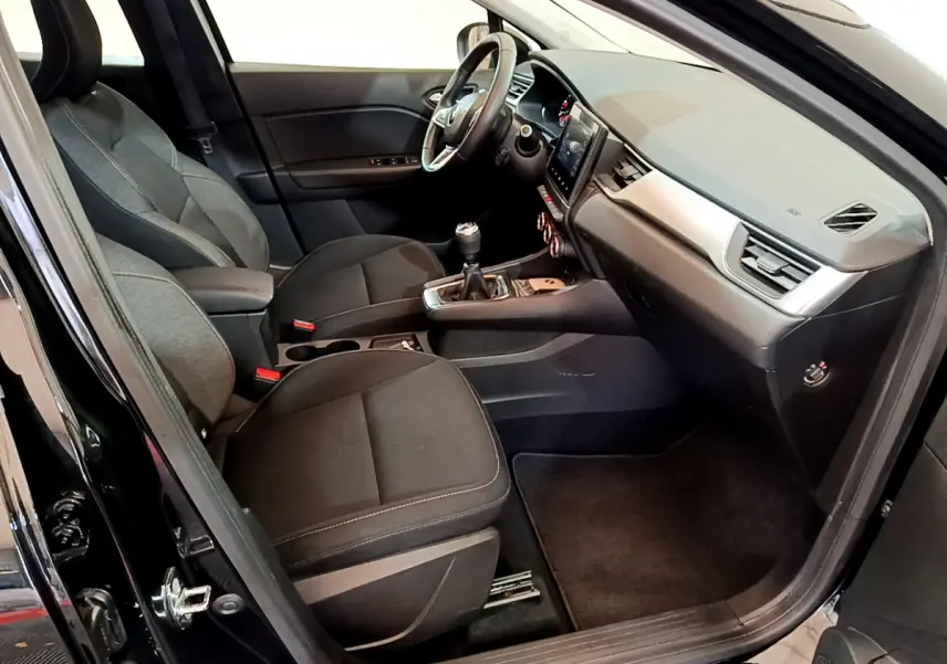 Vue intérieure côté conducteur du Renault Captur Business Blue dCi 95 noir de 2020, avec sièges tissu et tableau de bord moderne.