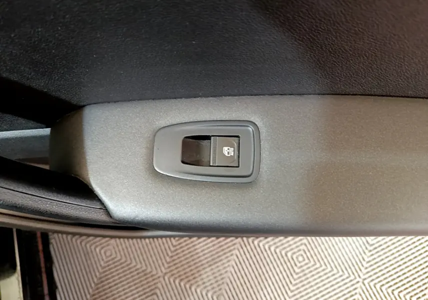 Bouton de verrouillage centralisé noir sur la porte intérieure d'un Renault Captur Business Blue dCi 95 2020.