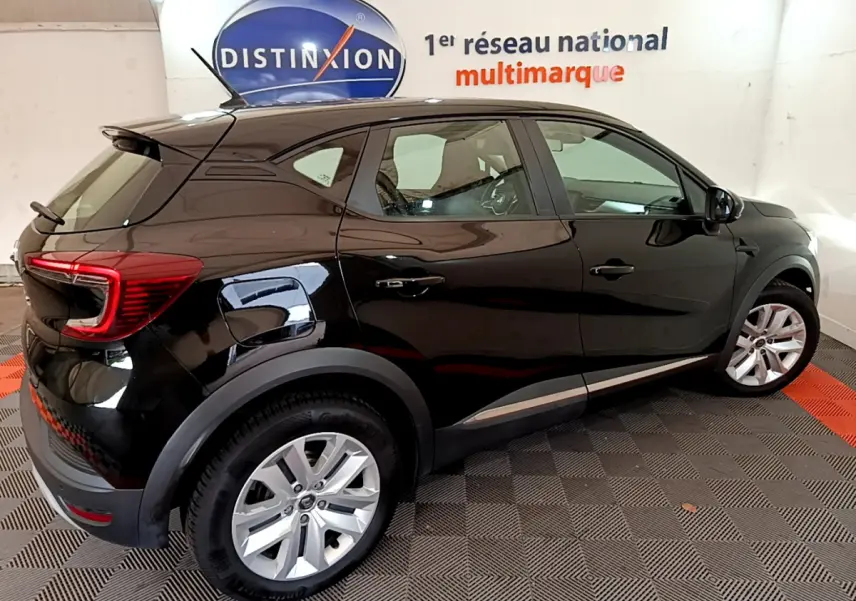 Vue latérale droite d'un Renault Captur Business noir 2020, avec jantes argent et feux arrière LED distinctifs.