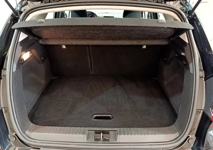 Vue arrière du coffre noir ouvert du Renault Captur Business Blue dCi 95 de 2020, montrant l'espace de chargement vide.