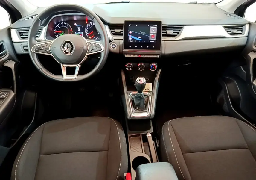 Intérieur noir du Renault Captur 2020, vue avant centrée sur le volant multifonctions et l'écran tactile central.