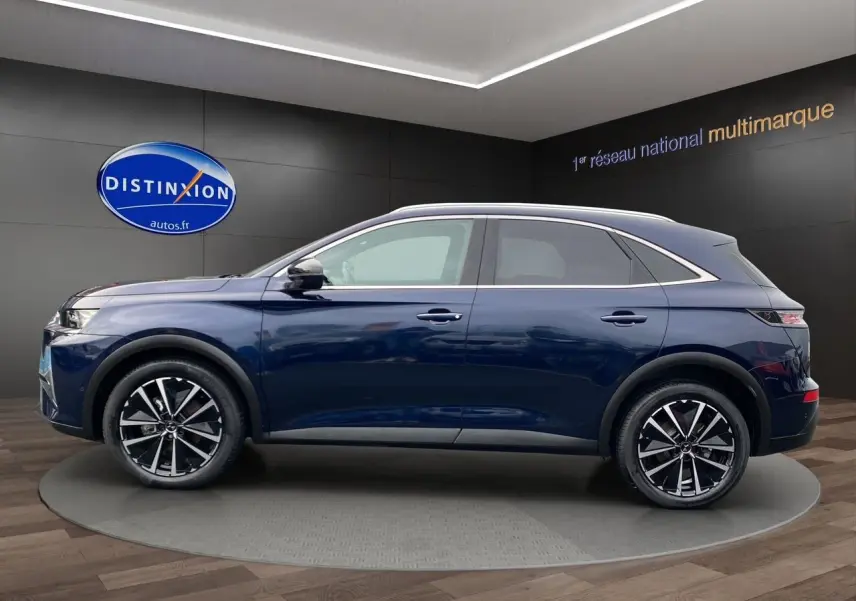 Vue de profil côté gauche du SUV DS7 2024 bleu eclipse avec jantes alliage bicolores et lignes élégantes.