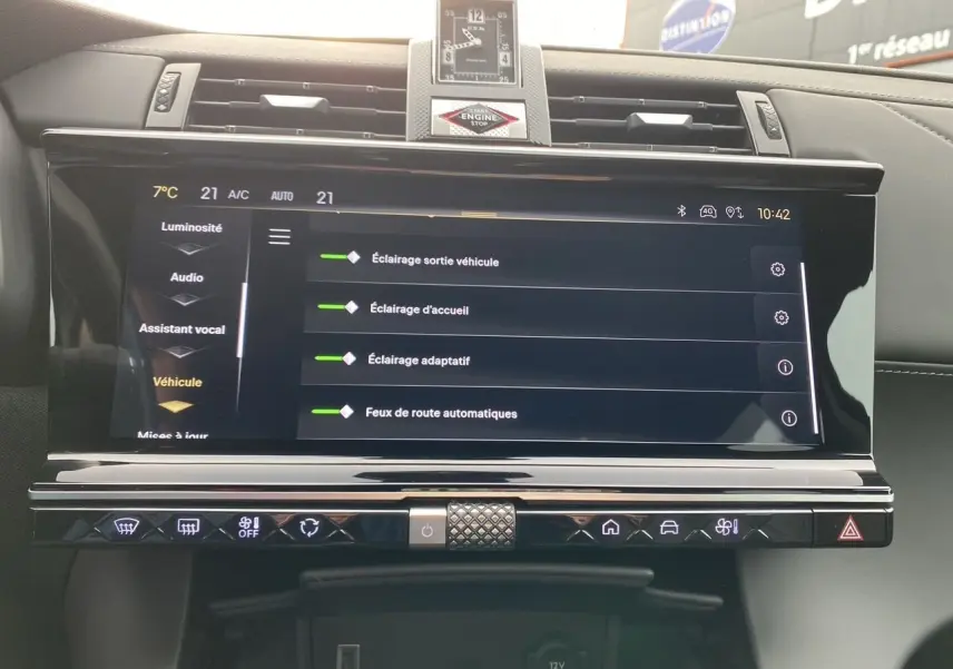 Vue rapprochée de l’écran tactile central et de la montre BRM sur le tableau de bord du DS7 Bleu Eclipse 2024.